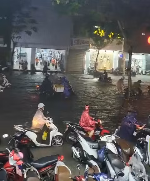 Chỉ một trận mưa to trong hơn một giờ, nước đã lênh láng khắp nơi khiến nhiều người nhớ đến trận mưa lịch sử tháng 10/2022 gây ngập toàn thành phố.