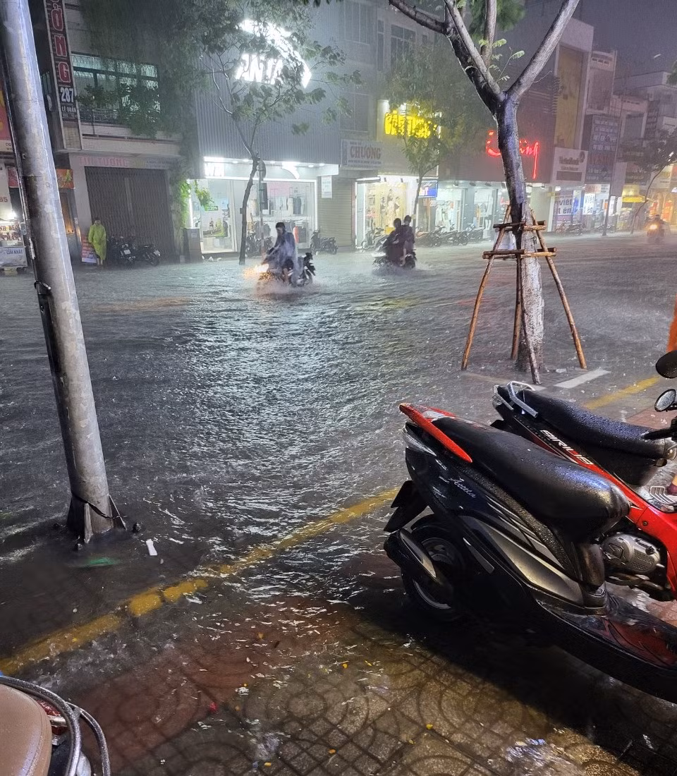 Nhiều người dân tại khu vực này cho biết, chỉ cần có một trận mưa lớn trong vài giờ, đoạn đường này sẽ ngập sâu.