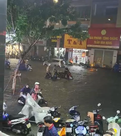 Xe chết máy la liệt, nhiều người đành dắt bộ giữa cơn mưa tầm tã.