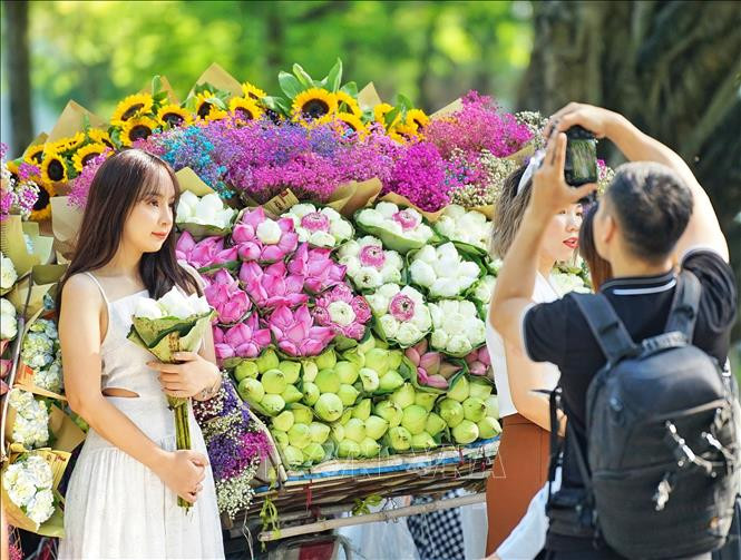 Trào lưu check-in, chụp ảnh bên xe hoa rong thu hút chủ yếu là các bạn nữ.