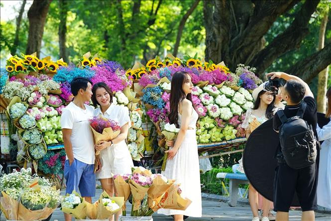 Trào lưu check-in, chụp ảnh bên xe hoa rong thu hút rất đông người dân và du khách khi đến với Thủ đô.