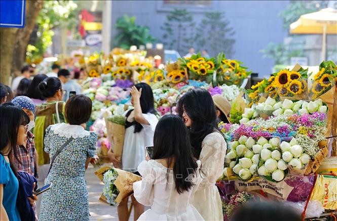 Rất đông các bạn trẻ thích thú check-in, chụp ảnh với những chiếc xe hoa trong tiết trời Thu Hà Nội.