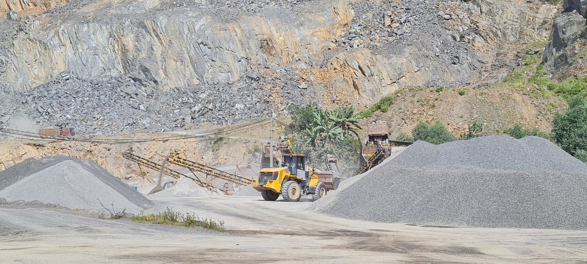 Ông N.V.L giám đốc mỏ đá T.B cho biết: “Hiện nay, mỏ chúng tôi đã khai thác hết trữ lượng trong năm, chủ yếu là cung cấp đất, đá cho cảng Liên Chiểu, khối lượng của mỏ hằng năm không đủ để cung cấp cho công trình quá lớn trên địa bàn TP. Đà Nẵng.”