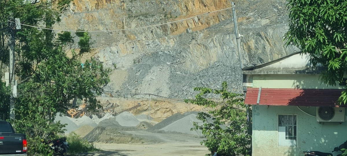 “ Đất san lấp khi đấu thầu trong dự toán chỉ khoảng 28.000 đồng/m3 năm 2001 nhưng nay, đến chân công trình thì phải lên đến 150.000 đến 155.000/m3. Thực tế thì nguồn cung cấp rất hạn chế, vì các mỏ đá chỉ bóc tầng phủ khối lượng không được nhiều. Trong khi đó, có rất nhiều công trình cần nguồn đất san lấp”, anh K., Phó Giám đốc một công ty xây dựng than thở.