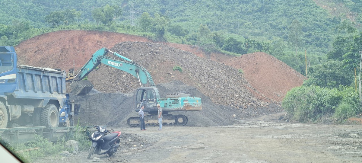 Anh S, quản lý mỏ đá H.L.M 1 nói: “Mỏ của tôi hết thời gian bóc tầng phủ nên không có đất san lấp bán ra thị trường. Tuy nhiên đến tháng 6/2024 cũng hết hạn. Hiện nay, công ty đang tập trung làm hồ sơ xin gia hạn.”