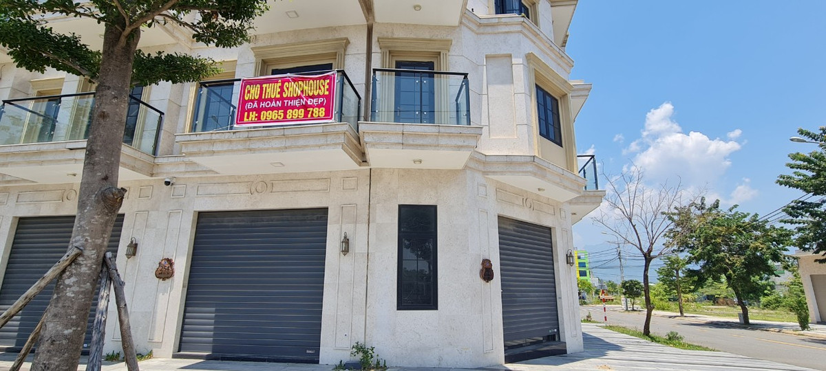 Người dân sống tại khu vực này cho biết, nhiều căn đã treo biển bán hoặc cho thuê cả năm vẫn chưa thấy ai dọn đến, ngay cả căn góc 2-3 mặt tiền.