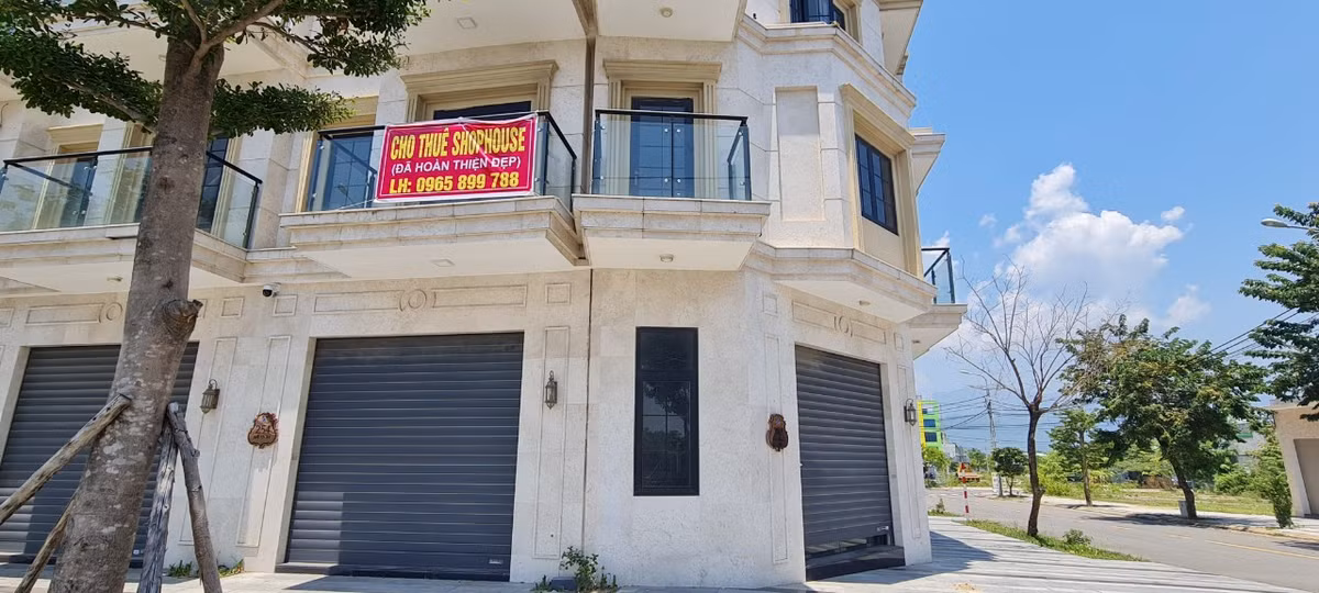Người dân sống tại khu vực này cho biết, nhiều căn đã treo biển bán hoặc cho thuê cả năm vẫn chưa thấy ai dọn đến, ngay cả căn góc 2-3 mặt tiền.