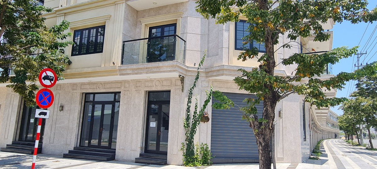 Vị trí đắc địa, thiết kế độc đáo, mang phong cách tân cổ điển hiện đại, view hồ sinh thái,.. đã không giúp cho tuyến phố thương mại hạng sang Lakeside Palace nhộn nhịp như kỳ vọng.