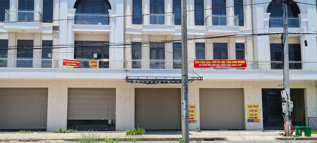 La liệt những tấm bảng cho thuê nhà, bán nhà, cho thuê căn hộ giá rẻ giăng kín mặt tiền các căn shophouse tiền tỷ.