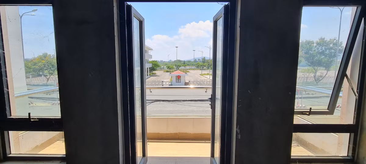 "Dự án còn kết hợp sử dụng hệ cửa nhôm kính hai lớp, vỉa hè cảm biến môi trường, hệ thống chiếu sáng thông minh âm tường tự động chiếu sáng khi trời tối cũng như camera gắn toàn khu, an ninh bảo vệ 24/7.", những lời giới thiệu hoa mỹ năm nào giờ đã bị lãng quên.