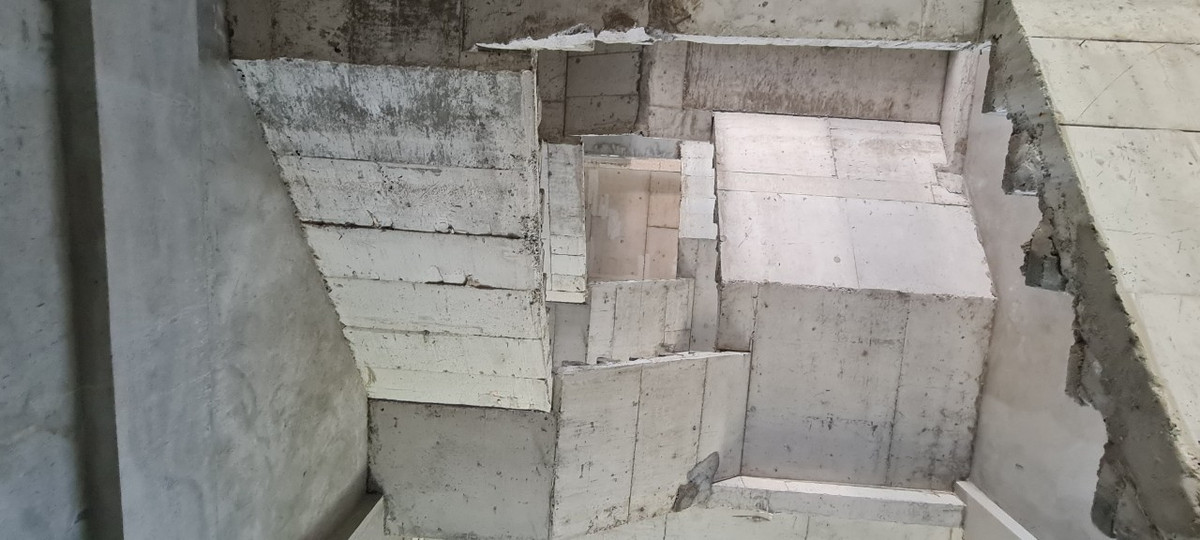 Ngoài ra, các căn shophouse đều được tích hợp hệ thống điều khiển thông minh toàn diện thông qua thiết bị thông minh (smatphone, ipad…). Đây là công nghệ được áp dụng đầu tiên tại shophouse Lakeside mà chưa có nhiều mô hình nhà phố trên thị trường thực hiện, những "mỹ từ" khiến các nhà đầu tư "đổ gục".