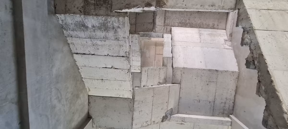 Ngoài ra, các căn shophouse đều được tích hợp hệ thống điều khiển thông minh toàn diện thông qua thiết bị thông minh (smatphone, ipad…). Đây là công nghệ được áp dụng đầu tiên tại shophouse Lakeside mà chưa có nhiều mô hình nhà phố trên thị trường thực hiện, những "mỹ từ" khiến các nhà đầu tư "đổ gục".