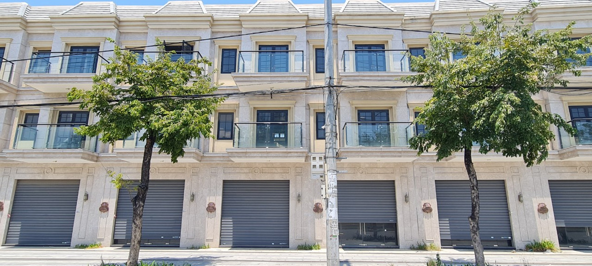 Đây vốn là đường số 5 Khu công Nghiệp Hòa Khánh (quận Liên Chiểu), rộng 33m, lề đường 7m, là trục đường chính từ TP Đà Nẵng đi Khu du lịch Bà Na Hills.