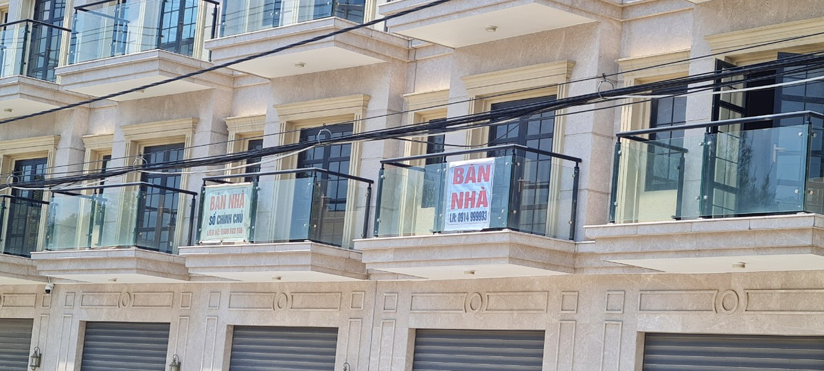 "Giá mỗi căn shophouse khu vực này đã giảm cả tỷ đồng so với lúc cao điểm, nhưng vẫn khó "chốt"", một môi giới tên M. cho hay.