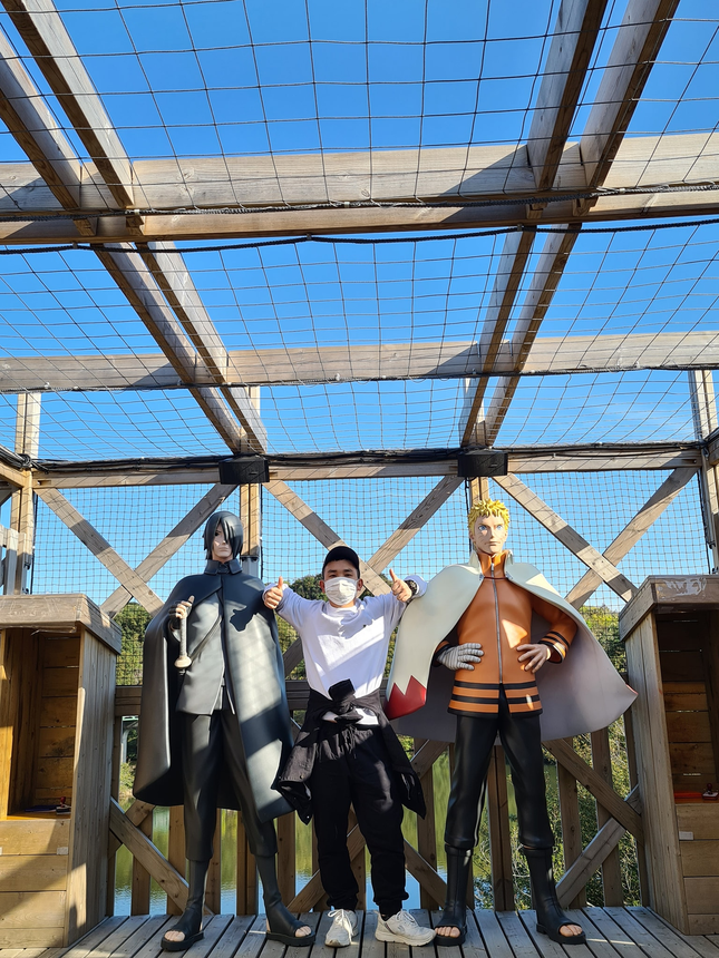 Đến công viên, du khách có thể check-in ở rất nhiều khu vực được trang trí vô cùng đẹp mắt, chỉ cần giơ máy lên cũng có ảnh đẹp để "flex" cùng bạn bè. Bên cạnh đó, các fan còn tha hồ chụp ảnh của các “idol” của mình trong truyện như Naruto, Sasuke, Sakura...