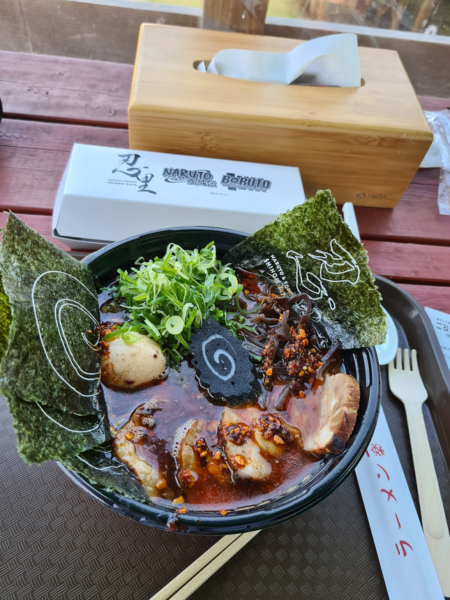 Công viên Naruto không chỉ là nơi dành cho các fan yêu thích bộ truyện này đến tham quan mà còn giúp nhiều du khách khác yêu thích thể loại anime cũng có được nhiều trải nghiệm thú vị. Nếu có dịp ghé thăm đất nước Mặt Trời mọc, bạn đừng bỏ qua địa điểm độc đáo này nhé! Món mì mà các netizen không thể bỏ lỡ khi ghé đến công viên. (Ảnh: Nguyễn Hồng Giỏi)