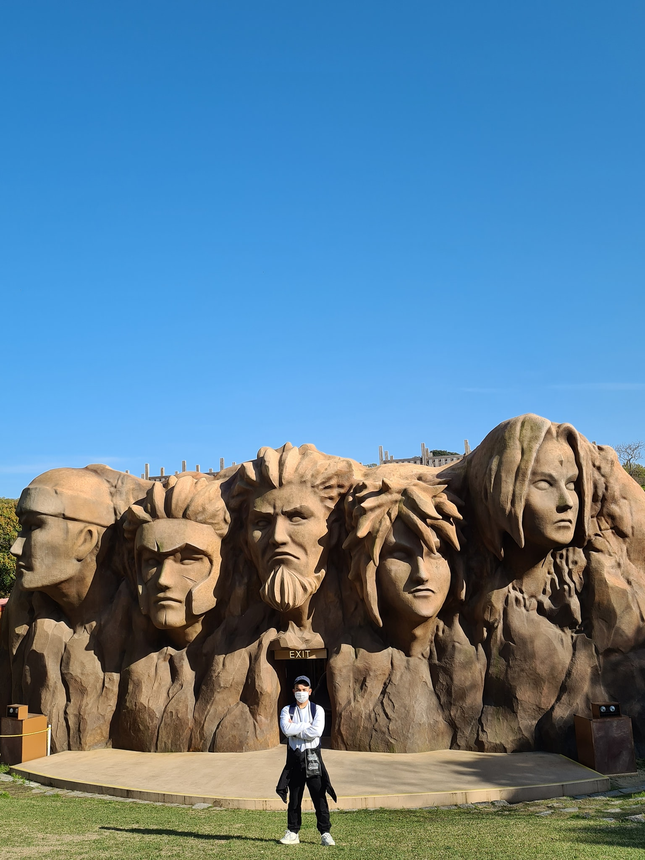 Nijigen no Mori là công viên được xây dựng theo chủ đề anime, toạ lạc trên đảo Awaiji ở tỉnh Hyogo, Nhật Bản. Điểm nổi bật khiến công viên trở nên ngày càng nổi tiếng gần đây là nhờ vào điểm du lịch mới toanh mang tên Naruto &amp; Boruto Shinobi-Zato. Khu vực này được thiết kế xây dựng dựa trên bộ manga/anime nổi tiếng thế giới Naruto và Boruto: Naruto Next Generations.