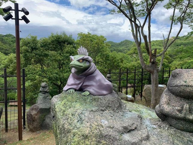 Bên cạnh những hoạt động tham quan và check-in, du khách không thể bỏ qua trải nghiệm ẩm thực trên cả tuyệt vời khi ghé đến công viên. Khách tham quan sẽ có cơ hội được thưởng thức một bát mì Ramen nóng hổi, cũng là món ăn mà Naruto yêu thích nhất theo phong cách của các Ninja tại đây. Ảnh: Xuân Lâm Đồng