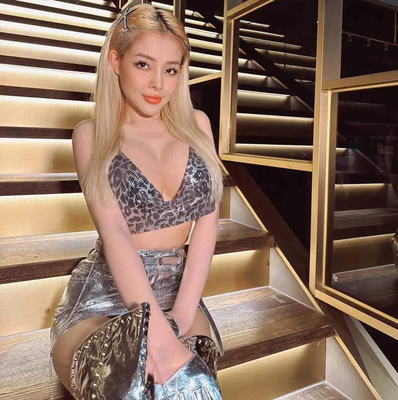 Ngoài ra, Ngân 98 còn là DJ, diễn viên, người mẫu khá đắt show.