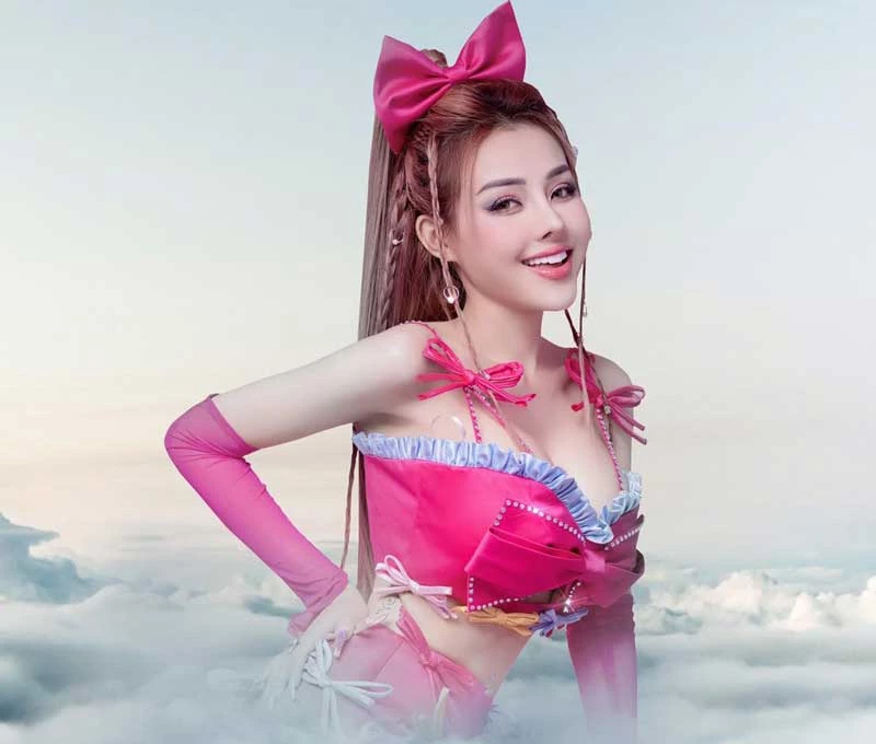 Ngoài ra, Ngân 98 còn đăng quang ngôi vị Á hậu 2 Hoa hậu Doanh nhân sắc đẹp thế giới 2019.