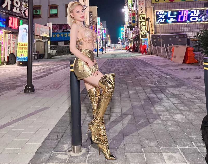 Người đẹp 9x nổi tiếng với những video khoe thân, phát ngôn gây sốc trên mạng xã hội.