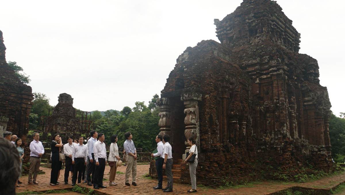Trước đó, Hoàng Thái tử Nhật Bản và Công nương đã đến thăm Đô thị cổ Hội An, thăm một số địa điểm như: Mô hình Châu Ấn thuyền, di tích Chùa Cầu, Nhà trưng bày văn hóa Nhật Bản...