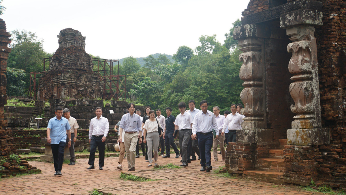 Hoang Thai tu Nhat Ban va Cong nuong tham Khu den thap My Son