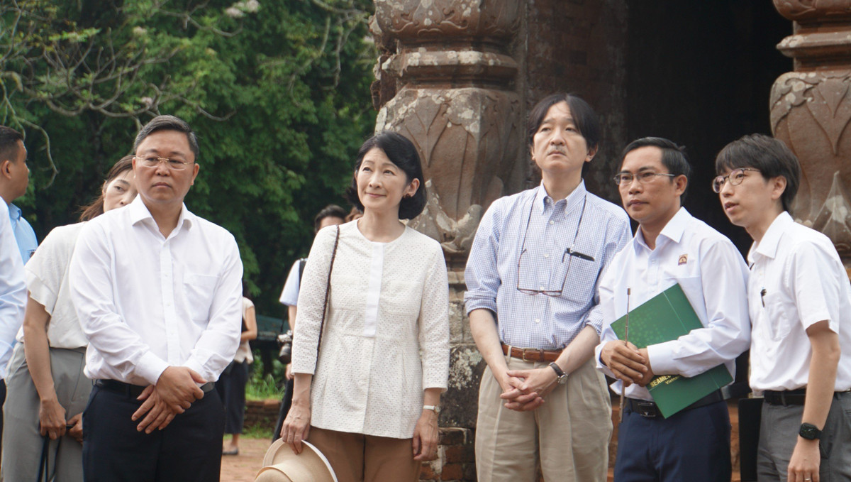 Thưởng thức các tiết mục biểu diễn nghệ thuật và đi tham quan Khu đền tháp Mỹ Sơn, Hoàng Thái tử Nhật Bản Fumihito Akishino cùng Công nương Kawashima Kiko bày tỏ ấn tượng về vẻ đẹp, nét cổ kính của quần thể kiến trúc Chămpa xưa.