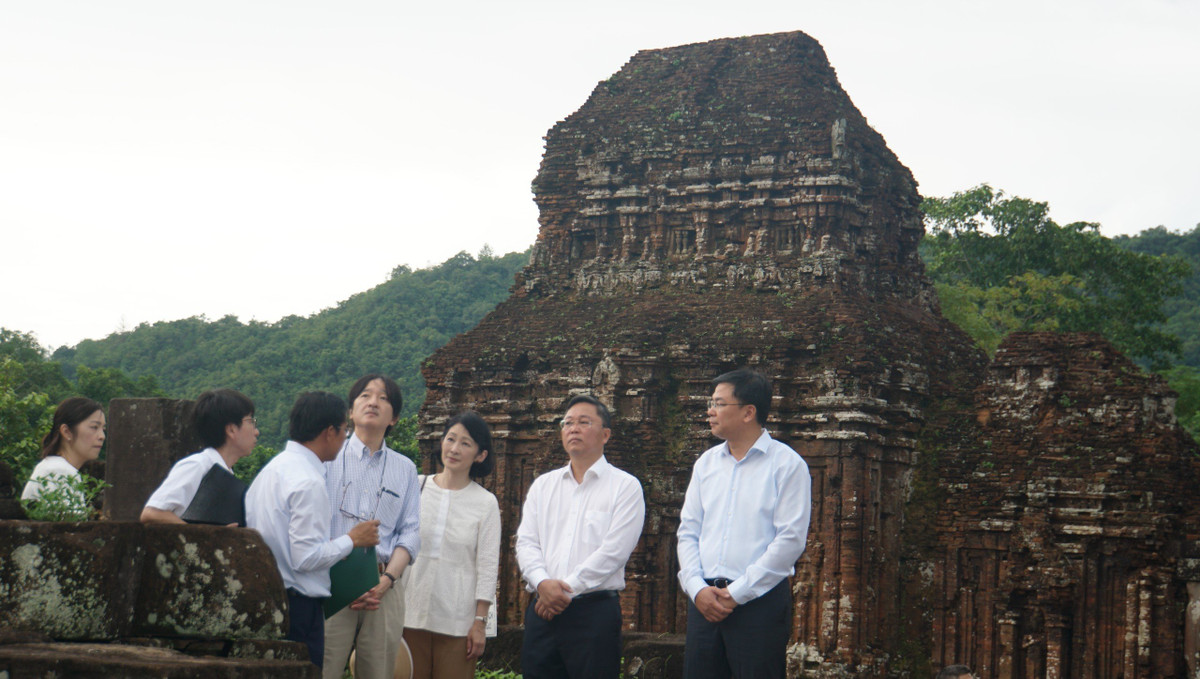 Đón tiếp Hoàng Thái tử Nhật Bản Fumihito Akishino cùng Công nương Kiko đến thăm Di sản Văn hóa thế giới Mỹ Sơn, Chủ tịch UBND tỉnh Quảng Nam Lê Trí Thanh giới thiệu tóm tắt và cho biết quá trình trùng tu, nâng cấp, bảo vệ Di sản trong thời gian qua đã nhận được sự quan tâm kịp thời của Chính phủ Việt Nam, sự giúp đỡ quý giá của nhiều nước và tổ chức trên thế giới trong việc giữ gìn di sản quý giá này cho thế hệ mai sau.