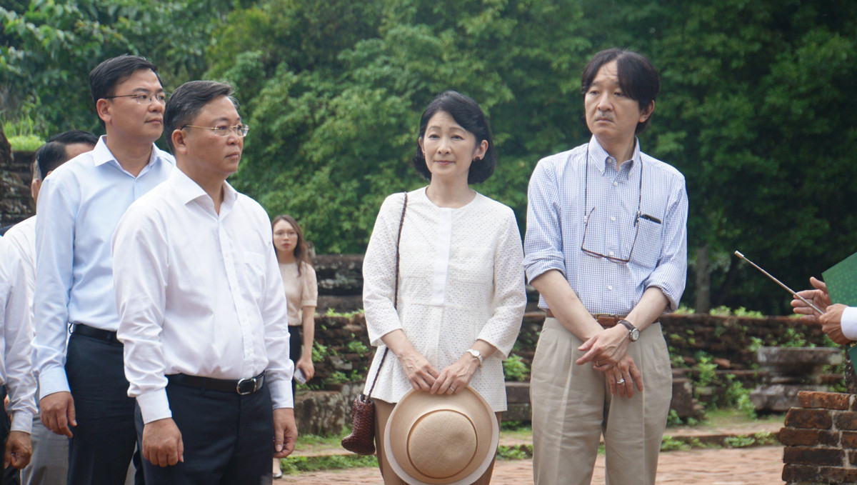 Hoàng Thái tử và Công nương cũng đến xem trình diễn trà đạo, chụp hình lưu niệm các trang phục Nhật Bản tại những di tích ghi dấu ấn đậm nét cho mối ngoại giao hữu hảo từ hơn 400 năm trước giữa Việt Nam và Nhật Bản.