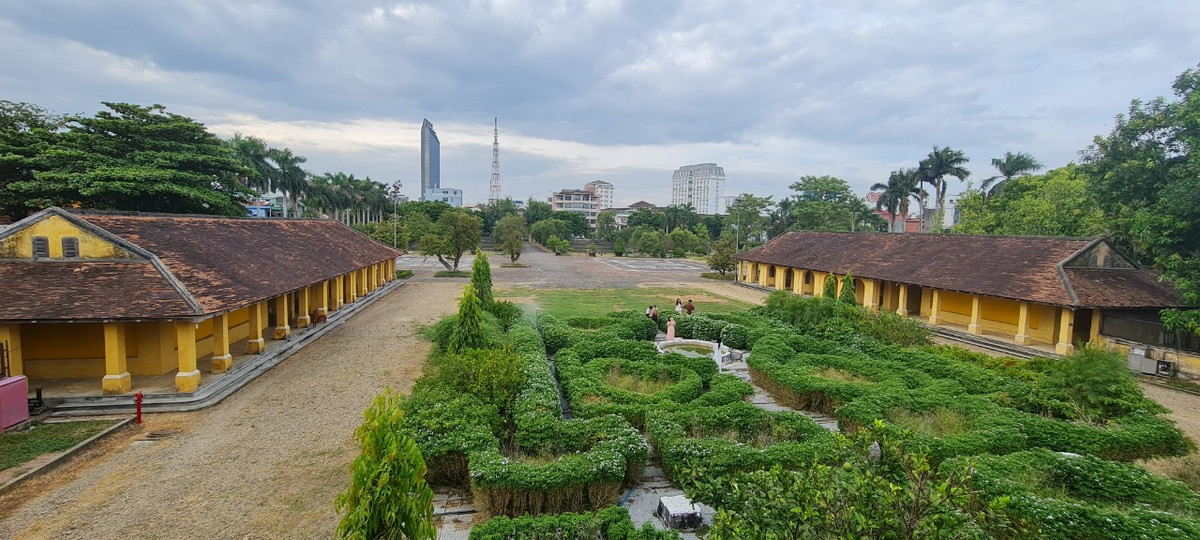 Cung An Định quay mặt về hướng nam, phía sông An Cựu. Cung có địa thế bằng phẳng, tổng diện tích mặt bằng 23.463m2, xung quanh có khuôn viên tường gạch, dày 0,5m, cao 1,8m trên có hàng rào song sắt bao bọc.