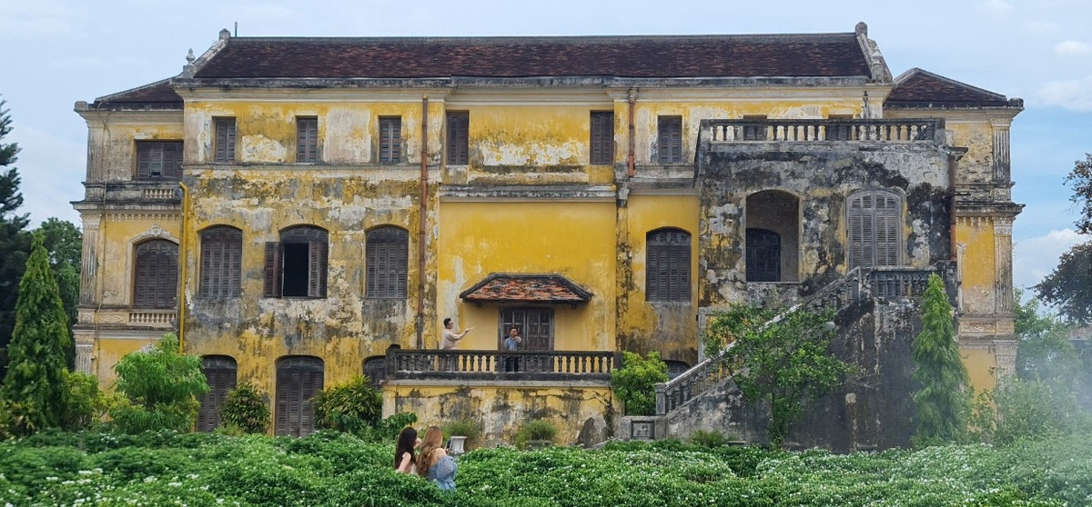 Sở hữu lối kiến trúc châu Âu lạ mắt, cung An Định Huế đã được UNESCO công nhận là di sản văn hóa thế giới, đồng thời còn là điểm đến lý tưởng cho các bạn trẻ. >>> Mời độc giả xem thêm video Mời quý độc giả xem video: TS Phan Thanh Hải, TS Phan Thanh Hải, Giám đốc Sở VHTT&amp;DL Thừa Thiên Huế chia sẻ về "Tết xưa":