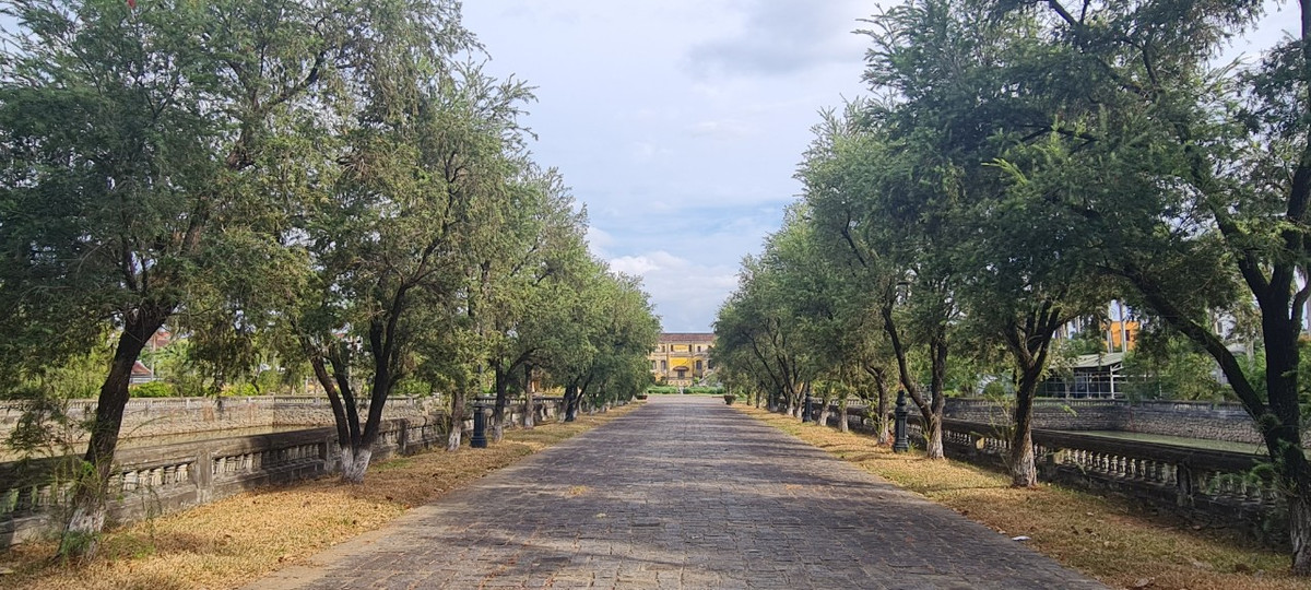 Khi còn nguyên vẹn cung có khoảng 10 công trình. Từ trước ra sau là: Bến thuyền, Cổng chính, đình Trung Lập, lầu Khải Tường, nhà hát Cửu Tư Đài, chuồng thú, Hồ nước...