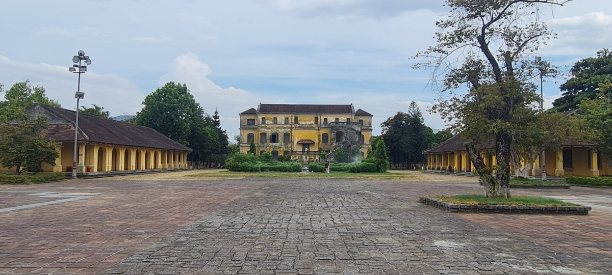 Trải qua thời gian và sự tàn phá của chiến tranh, đến nay cung chỉ còn lại 3 công trình khá nguyên vẹn là Cổng chính, đình Trung Lập và lầu Khải Tường.