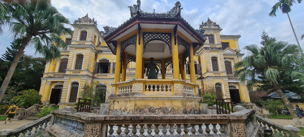 Nguyên tại vị trí này từ năm Thành Thái 14 (1902), Phụng Hóa Công Nguyễn Phúc Bửu Đảo (tức vua Khải Định) đã lập phủ, đặt tên là phủ An Định.