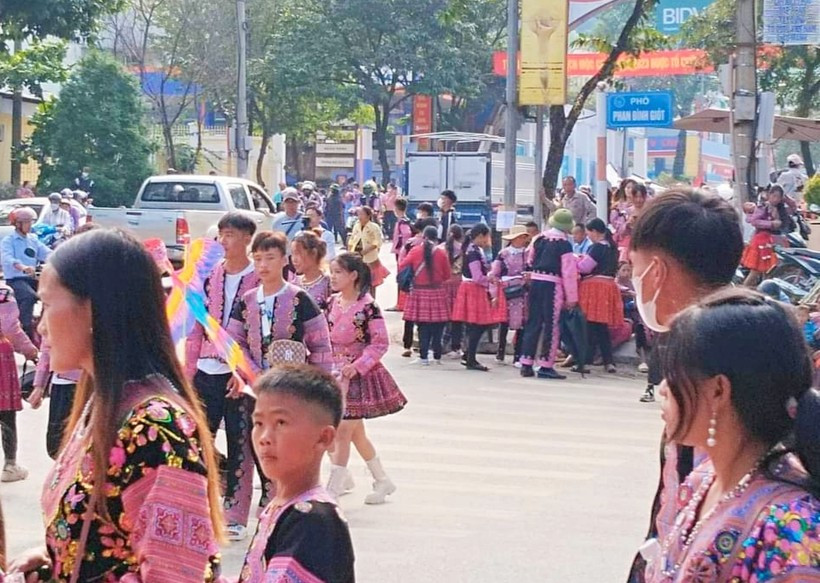 Đông đảo người dân và du khách thập phương kéo nhau đổ về Quảng trường Trung tâm hành chính huyện Mộc Châu và phố đi bộ, cầu kính Bạch Long... Đâu đâu cũng thấy từng dòng người đi lại cùng với tiếng cười, nô đùa của các nam thanh nữ tú, tạo nên quang cảnh sôi động nơi cao nguyên Mộc Châu lộng gió.