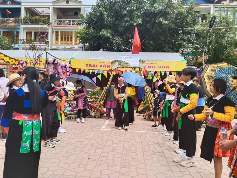 Dịp nghỉ lễ năm nay, với hy vọng được tận hưởng thời tiết trong lành mát mẻ, nên đa số du khách và các tour du lịch đi theo đoàn đều đặt phòng trước đó khoảng 2 - 3 tuần. Chị Nguyễn Thanh Trà, du khách đến từ Hà Nội chia sẻ: “Tôi đã đặt phòng cách đây 3 tuần. Khi đến đây, tôi thấy dòng người đi lại rất đông vui. May mà tôi đặt phòng trước, không thì chẳng có chỗ nghỉ ngơi tiện nghi”.