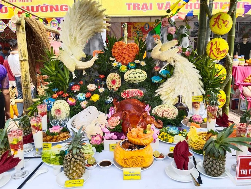 Mộc Châu từ xưa tới nay nổi tiếng với cảnh quan thiên nhiên hữu tình và thơ mộng. Có nhiều địa điểm tham quan hấp dẫn làm say đắm lòng người như: Cầu Kính Bạch Long - Cây cầu có đường đi bộ bằng kính dài nhất thế giới; phiên chợ "Tiếng khèn gọi bạn". Không những thế, du khách còn được tham gia các trò chơi dân gian của người dân địa phương hay tham quan nhiều điểm du lịch ấn tượng. Mâm cỗ được trang trí bắt mắt tại cuộc thi ẩm thực.