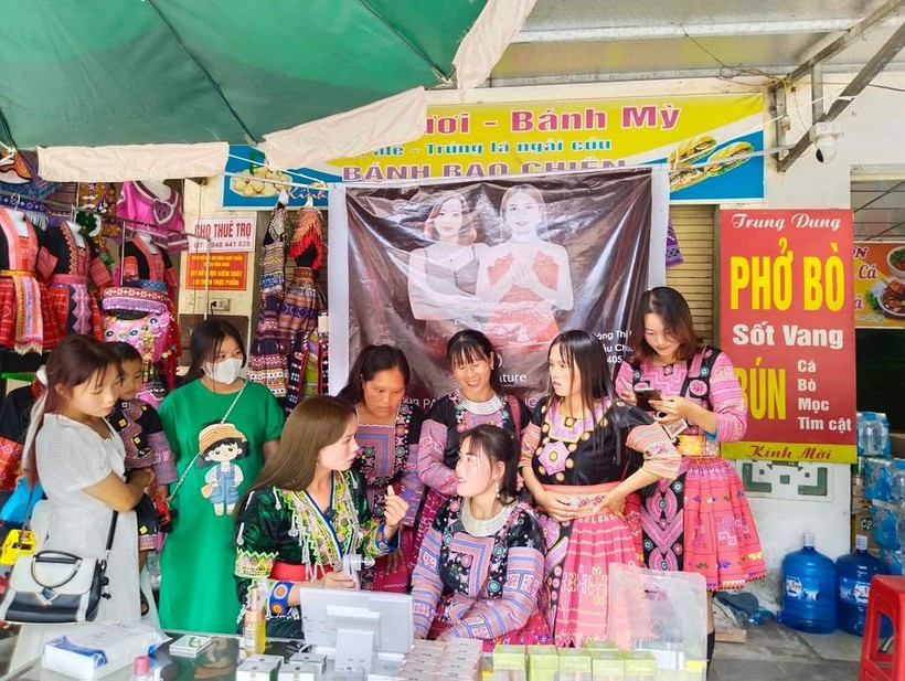 Các thiếu nữ địa phương bên trang phục sặc sỡ.