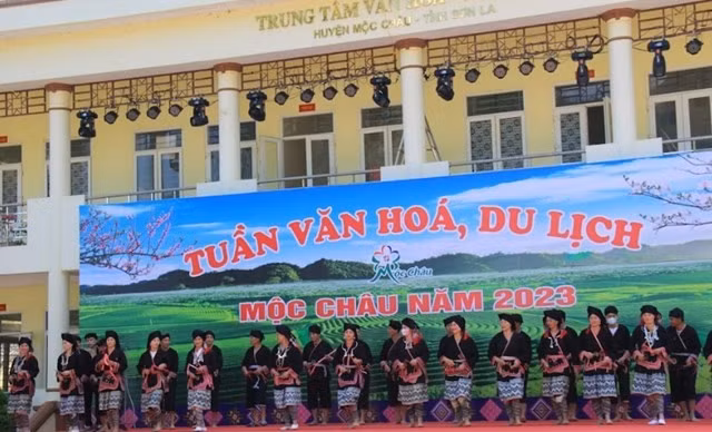 Tiết mục múa chuông của dân tộc Dao tại Tuần văn hóa du lịch Mộc Châu.