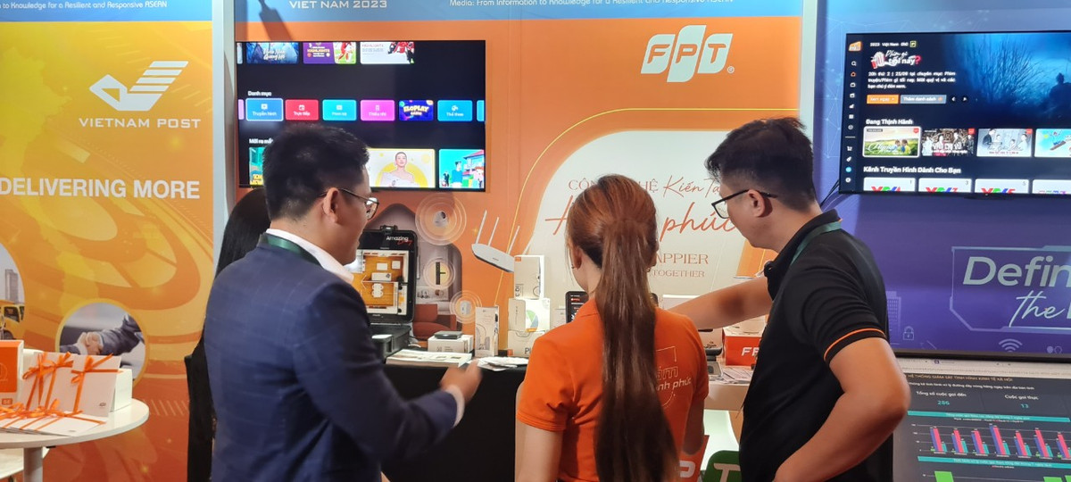 Các gian hàng triển lãm của Đà Nẵng và các doanh nghiệp công nghệ số tại sự kiện thu hút sự quan tâm của các đại biểu tham dự Hội nghị.