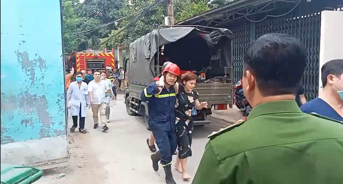 TPHCM: Nhà 4 tầng sập sau tiếng động lớn, 7 người được giải cứu - Hình 2 TPHCM: Nha 4 tang sap sau tieng dong lon, 7 nguoi duoc giai cuu-Hinh-2