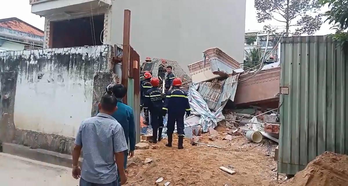 TPHCM: Nhà 4 tầng sập sau tiếng động lớn, 7 người được giải cứu - Hình 4 TPHCM: Nha 4 tang sap sau tieng dong lon, 7 nguoi duoc giai cuu-Hinh-4