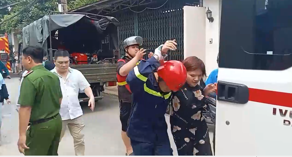 TPHCM: Nhà 4 tầng sập sau tiếng động lớn, 7 người được giải cứu - Hình 5 TPHCM: Nha 4 tang sap sau tieng dong lon, 7 nguoi duoc giai cuu-Hinh-5