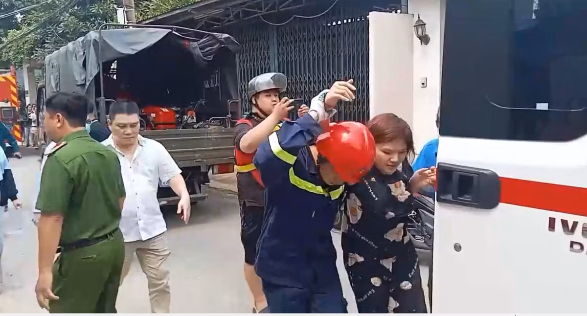 TPHCM: Nha 4 tang sap sau tieng dong lon, 7 nguoi duoc giai cuu-Hinh-5