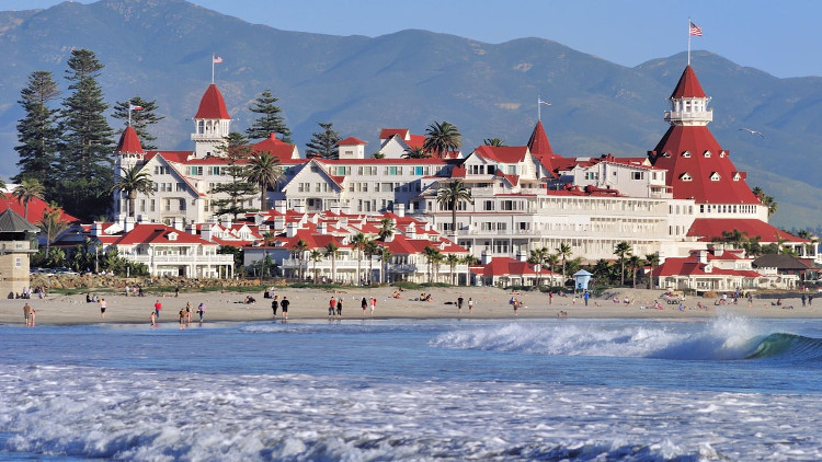3. Khách sạn del Coronado ở San Diego: Khách sạn này khiến nhiều người ám ảnh khi là nơi diễn ra một vụ giết người bí ẩn. Người ta đã phát hiện thi thể Kate Morgan, 28 tuổi, trên bục cầu thang của khách sạn năm 1892. Khi đến khách sạn del Coronado, nhiều khách báo cáo nghe thấy những tiếng ồn lạ và những đám khói bỗng nhiên hiện hình.