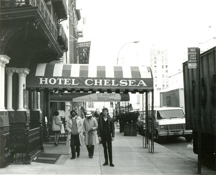 5. Khách sạn Chelsea: Thành phố New York, Mỹ nổi tiếng với khách sạn Chelsea - điểm đến yêu thích của nhiều nghệ sĩ, ca sĩ và họa sĩ nổi tiếng như Andy Warhol, Janis Joplin, Jimi Hendrix, Madonna, Alice Cooper, Patti Smith, Tennessee Williams, Mark Twain... Tuy nhiên, khách sạn Chelsea cũng là nơi được báo cáo xuất hiện một số hồn ma của những người chết tại đây. Hồn ma nổi tiếng nhất là bóng ma của nhà thơ Dylan Thomas qua đời tại phòng 206 của khách sạn này sau một đêm say khướt.