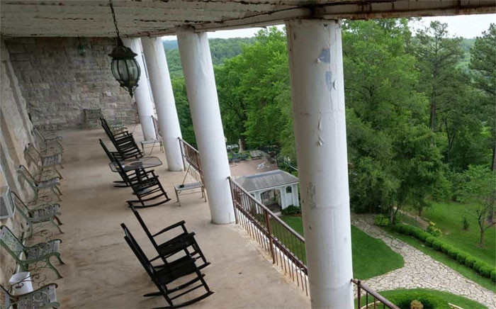 7. Khách sạn Crescent Hotel &amp; Spa, Mỹ: Khách sạn sang trọng này được xây dựng vào năm 1886, nằm ở thành phố Eureka Springs, Arkansas. Nó là một trong những khách sạn ma quái nhất ở Mỹ và người ta nói rằng có ma sinh sống ở đó. Rất nhiều tour du lịch được tổ chức tại đây, thu hút các du khách ưa cảm giác mạnh.