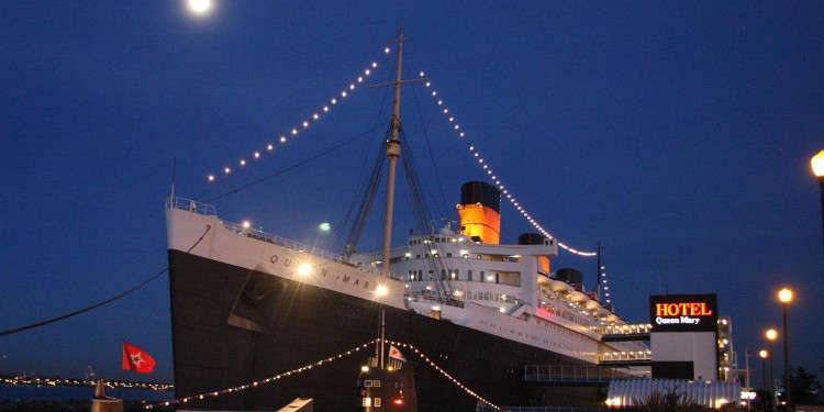 1. Khách sạn Queen Mary ở Long Beach, California. Đây là một trong những khách sạn ma ám bậc nhất nước Mỹ. Khách sạn này từng là một tàu biển, nổi tiếng với những câu chuyện ma quái. Một số người cho hay đã nhìn thấy hồn ma một thủy thủ chết trong phòng máy, một phụ nữ "mặc bộ đồ trắng", và một số trẻ em bị chết đuối trong hồ bơi của con tàu... Hay như hồn ma cô bé Jackie luôn cười khúc khích khiến không ít người rùng mình sợ hãi khi đến khách sạn bị ma ám Queen Mary.
