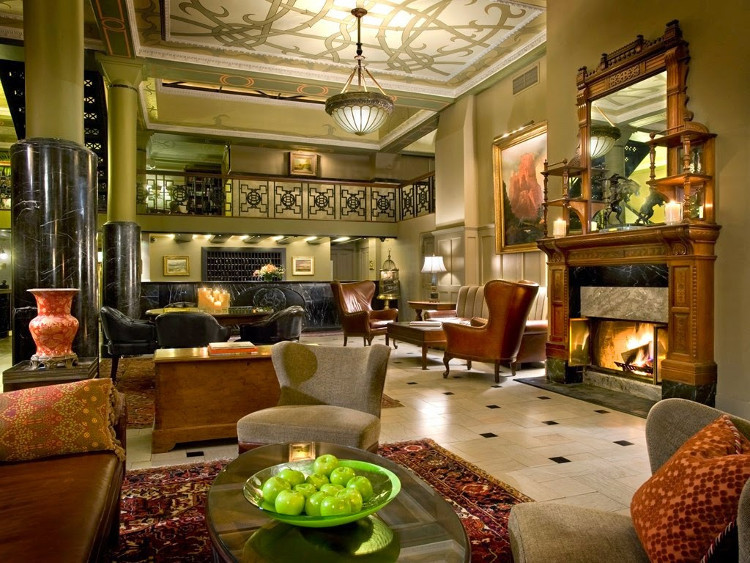 2. Khách sạn Oxford ở Denver, Colorado: Khách sạn Oxford gắn liền với câu chuyện rùng rợn. Cụ thể, năm 1898, một phụ nữ có tên Florence Montague bắt quả tang người yêu của mình đang trên giường với một phụ nữ khác ở phòng 320 trong khách sạn Oxford. Tức giận trước sự phản bội của người tình, Montague đã bắn chết bạn trai trước khi tự sát. Một số người báo cáo khi ở trong căn phòng trên, nhất là những người đàn ông độc thân bị một thế lực vô hình kéo ra khỏi giường trong khi đang ngủ hay cánh tay bị kéo mạnh một cách bí ẩn khi lưu trú tại khách sạn ma ám ở Mỹ này.